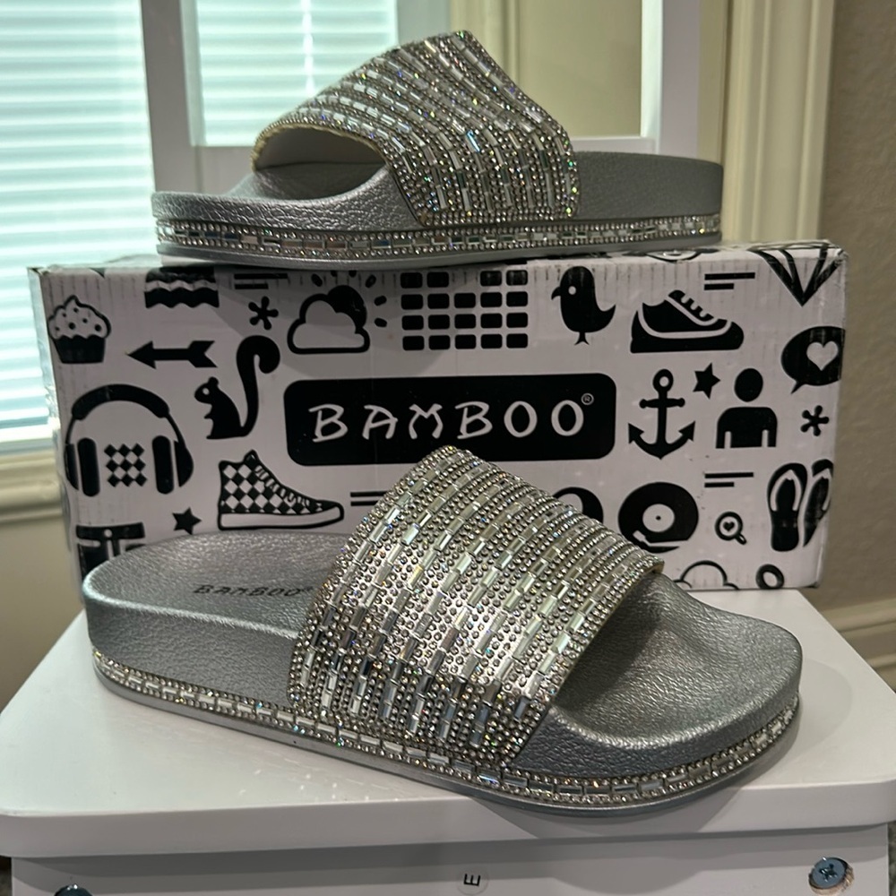 NWT Bamboo Dazzling Silver sandals. Size 5